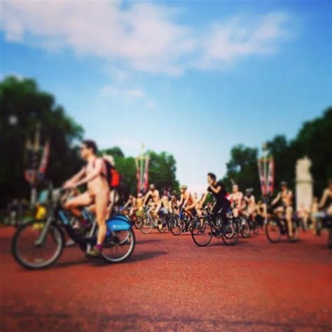 Photos: Nude cyclists at World Naked Bike Ride, Philly Naked。